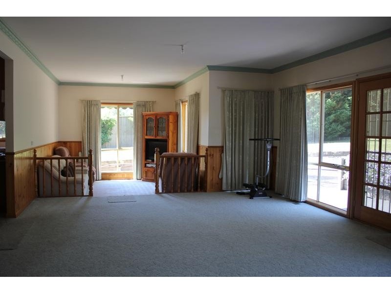 8 Fleming Court, Endeavour Hills VIC 3802