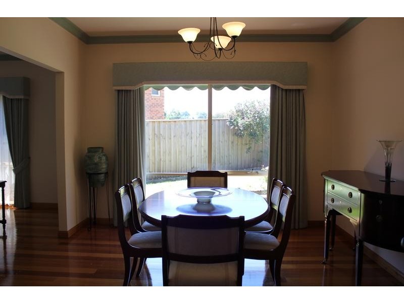 8 Fleming Court, Endeavour Hills VIC 3802