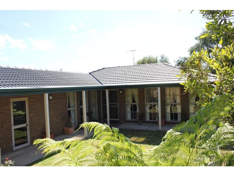 16 Joseph Banks Crescent, Endeavour Hills VIC 3802