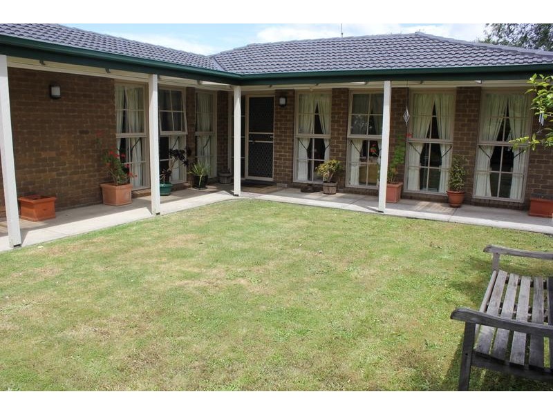 16 Joseph Banks Crescent, Endeavour Hills VIC 3802