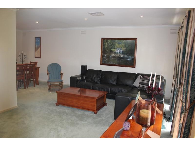 16 Joseph Banks Crescent, Endeavour Hills VIC 3802
