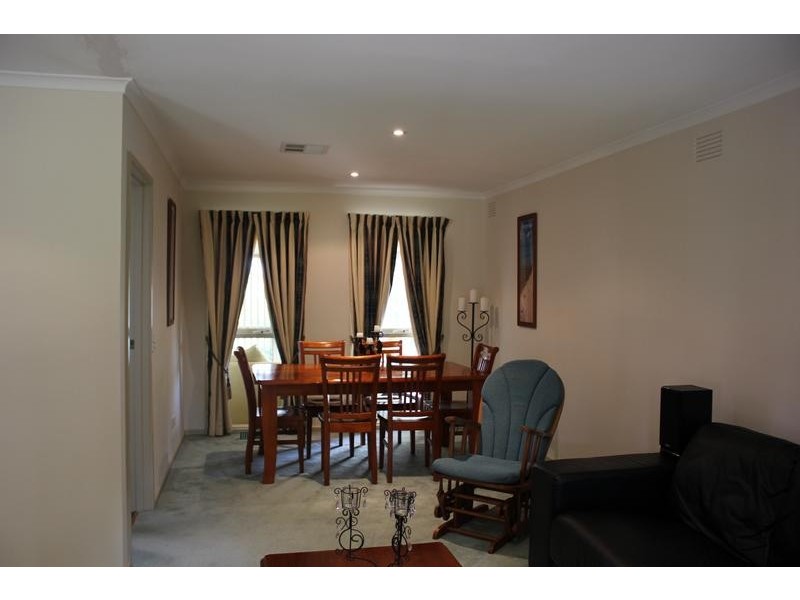16 Joseph Banks Crescent, Endeavour Hills VIC 3802