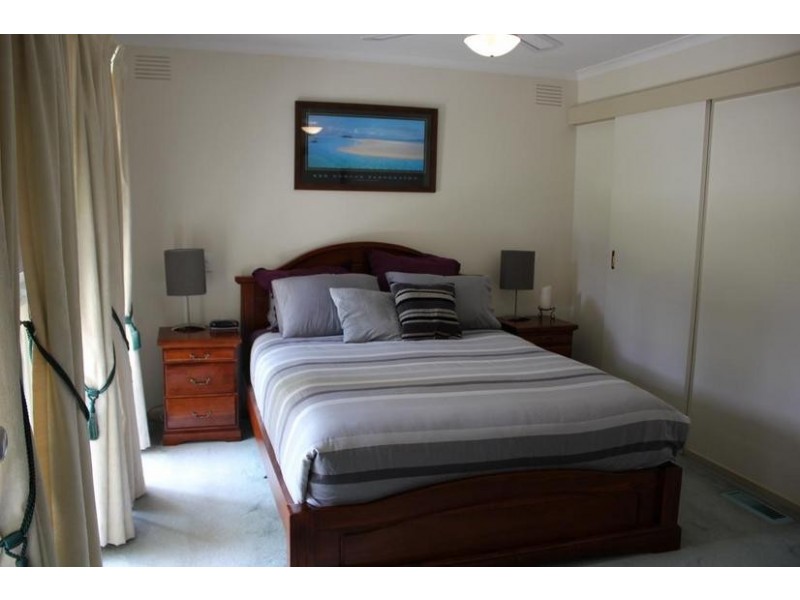 16 Joseph Banks Crescent, Endeavour Hills VIC 3802