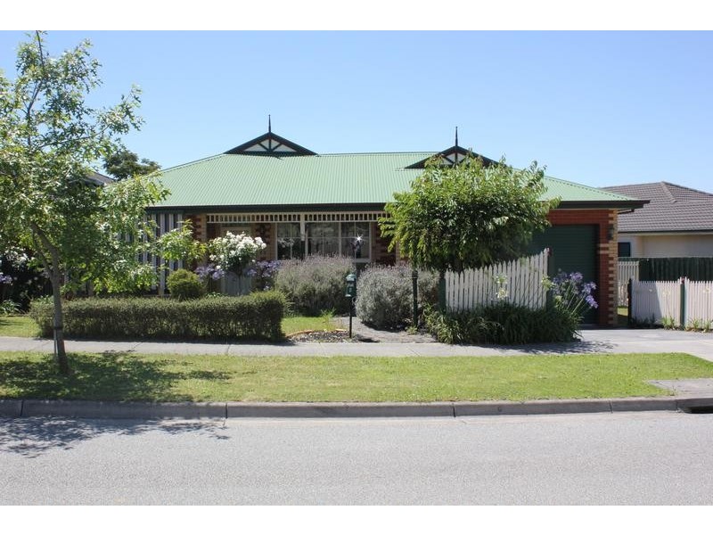 8 Renee Avenue, Endeavour Hills VIC 3802