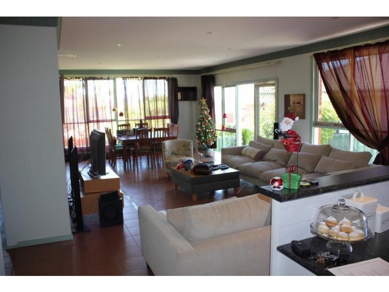 8 Renee Avenue, Endeavour Hills VIC 3802