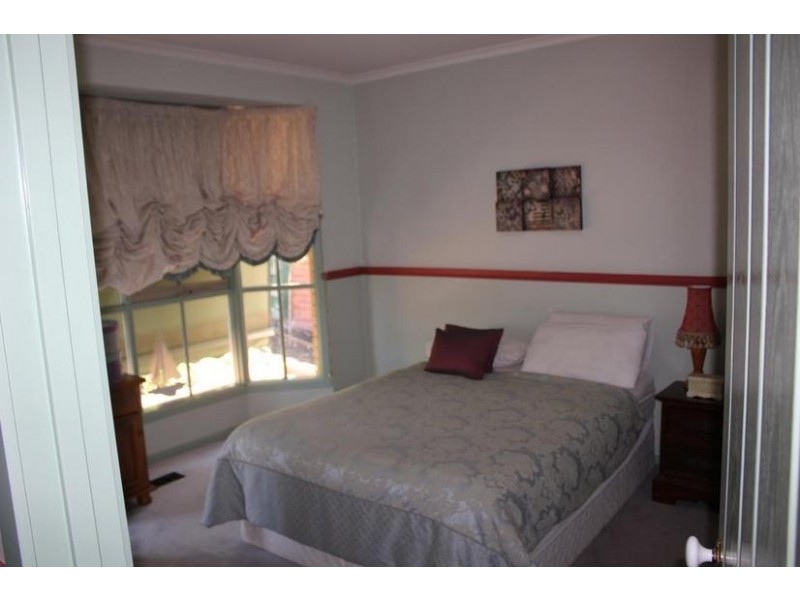 8 Renee Avenue, Endeavour Hills VIC 3802