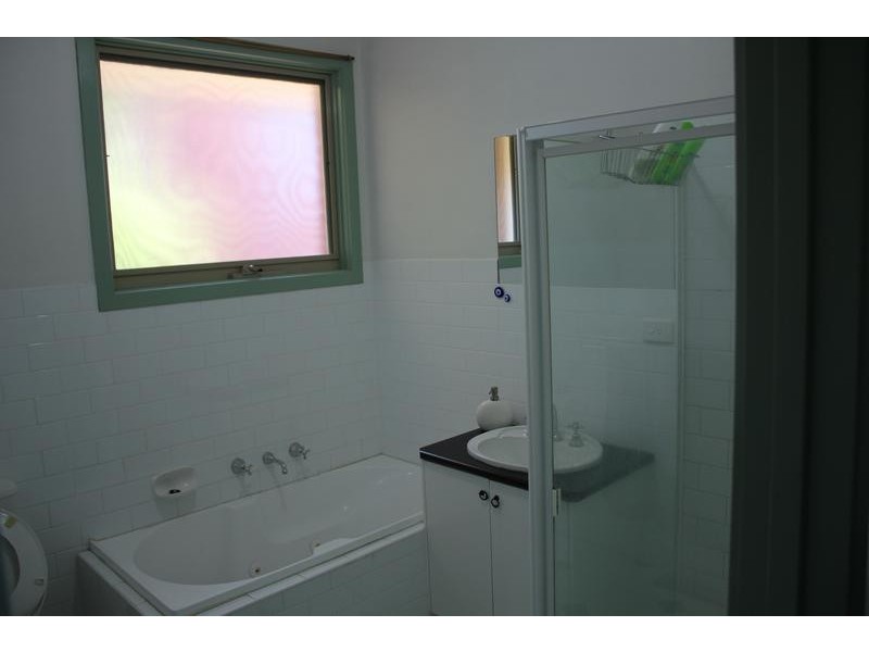 8 Renee Avenue, Endeavour Hills VIC 3802