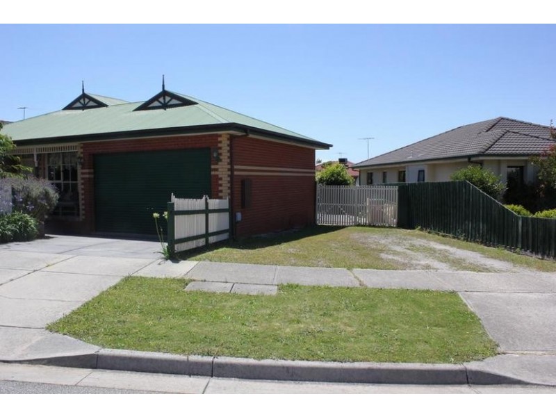 8 Renee Avenue, Endeavour Hills VIC 3802