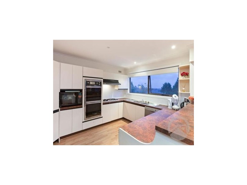 28 Daniel Solander Drive, Endeavour Hills VIC 3802