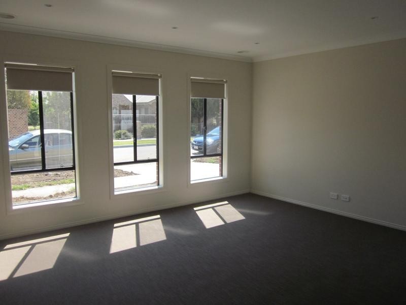 2/27 Kanooka Grove, Doveton VIC 3177