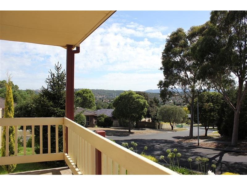 28 Monteith Crescent, Endeavour Hills VIC 3802