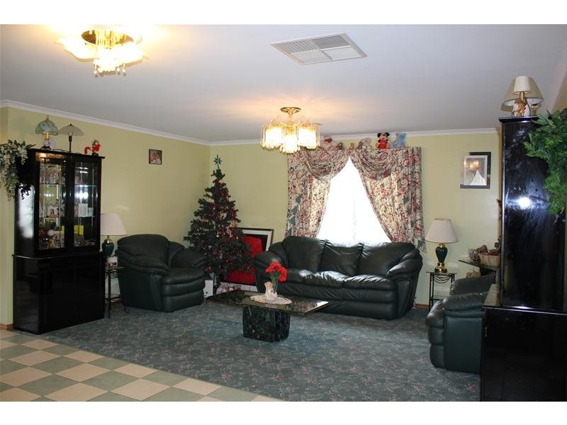 15 Maryrose Crescent, Endeavour Hills VIC 3802