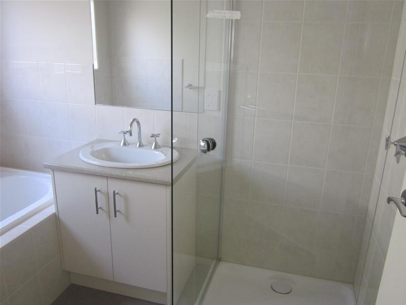 2/27 Kanooka Grove, Doveton VIC 3177