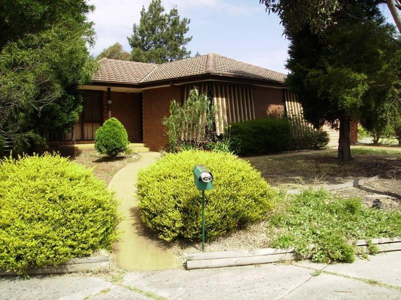27 Axedale Crescent, Endeavour Hills VIC 3802
