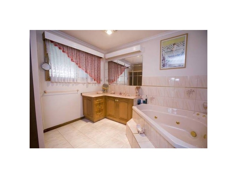 5 Armiston Court, Endeavour Hills VIC 3802