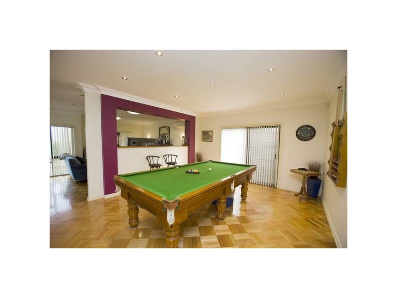 15 Renee Avenue, Endeavour Hills VIC 3802