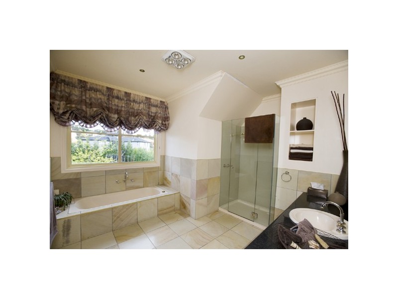 6 Gladesville Close, Lysterfield South VIC 3156