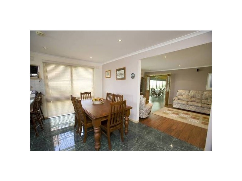81 Chalcot Drive, Endeavour Hills VIC 3802