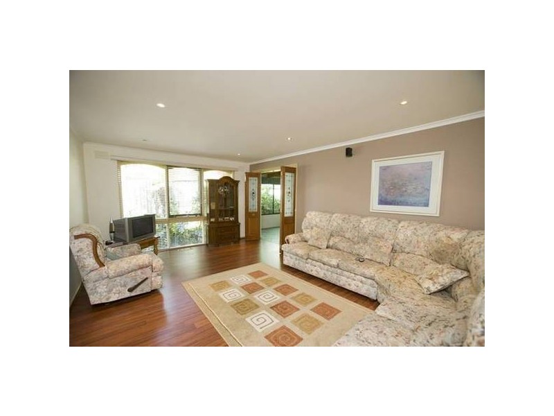 81 Chalcot Drive, Endeavour Hills VIC 3802