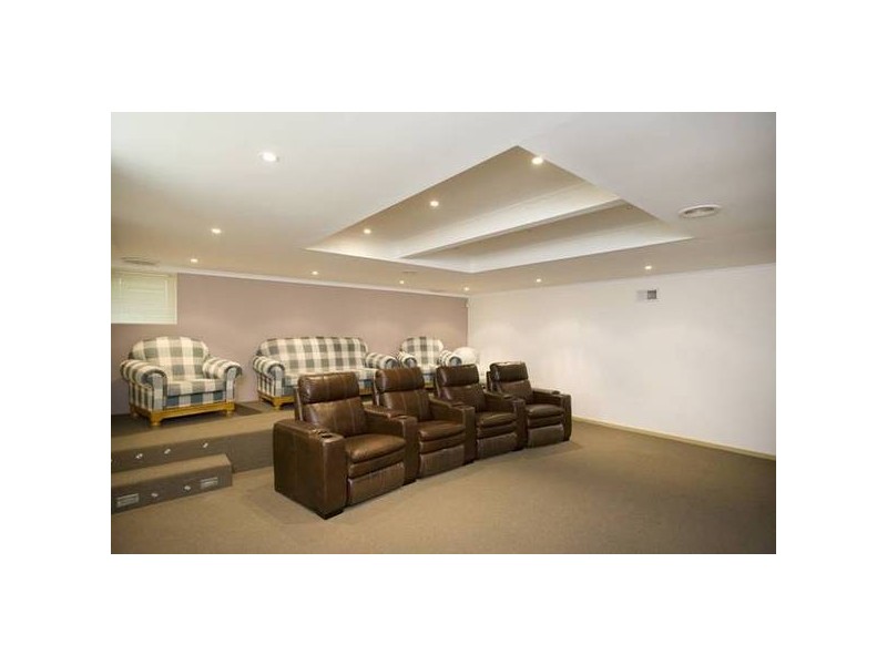 81 Chalcot Drive, Endeavour Hills VIC 3802