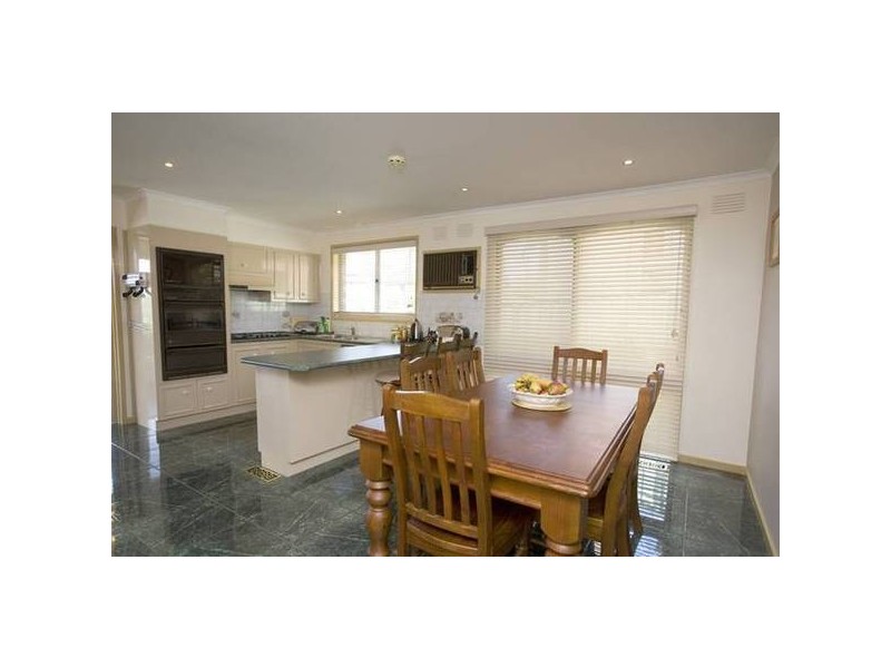 81 Chalcot Drive, Endeavour Hills VIC 3802