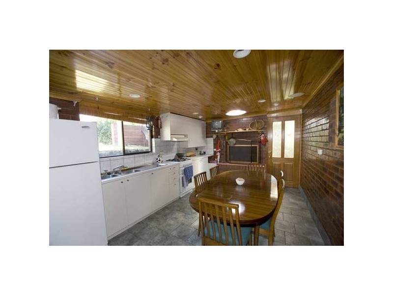 81 Chalcot Drive, Endeavour Hills VIC 3802