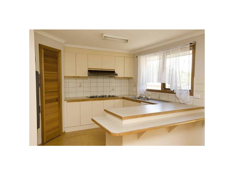 16 Huxley Crescent, Endeavour Hills VIC 3802