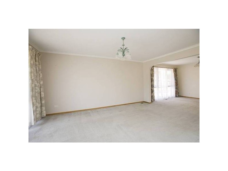 16 Huxley Crescent, Endeavour Hills VIC 3802