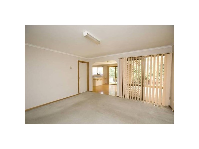 16 Huxley Crescent, Endeavour Hills VIC 3802