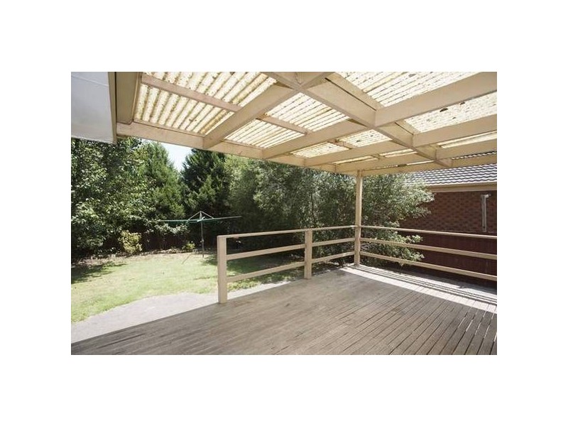 16 Huxley Crescent, Endeavour Hills VIC 3802