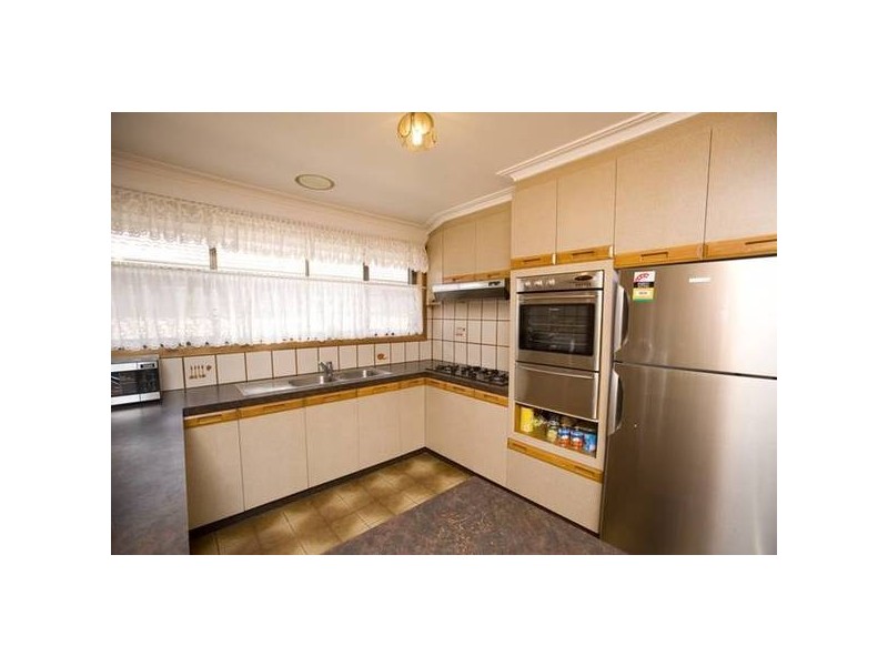 18 Endeavour Crescent, Endeavour Hills VIC 3802