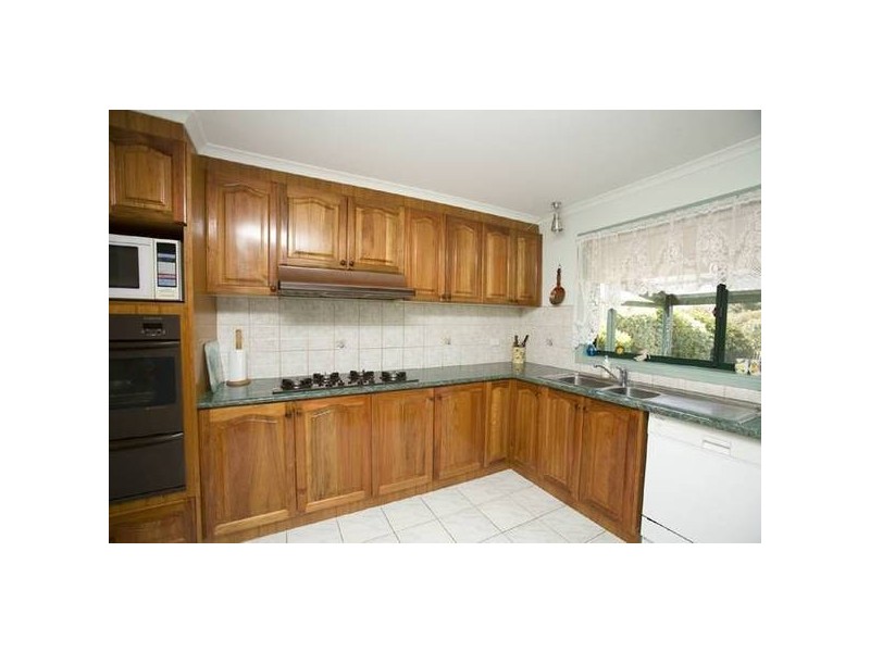 34 Barnsley Drive, Endeavour Hills VIC 3802