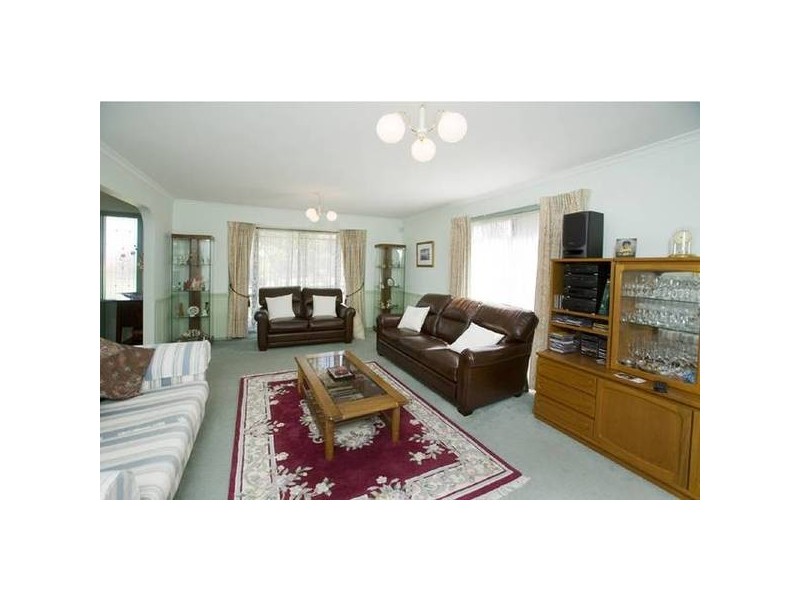 34 Barnsley Drive, Endeavour Hills VIC 3802