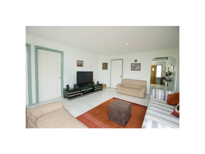 34 Barnsley Drive, Endeavour Hills VIC 3802