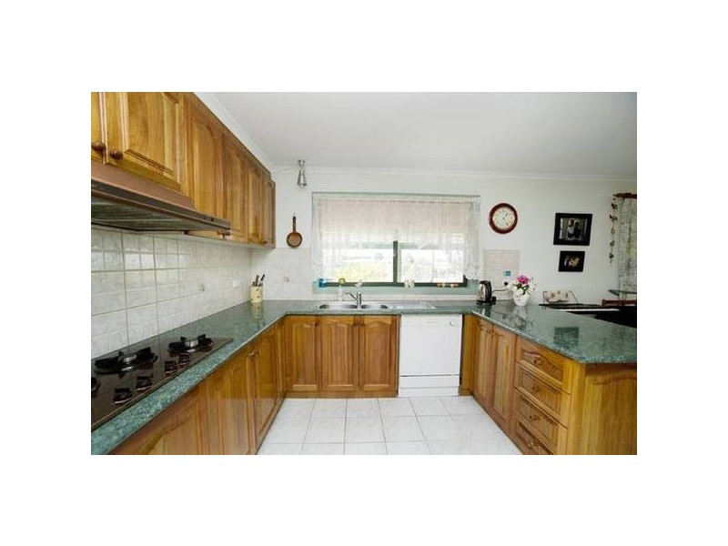 34 Barnsley Drive, Endeavour Hills VIC 3802