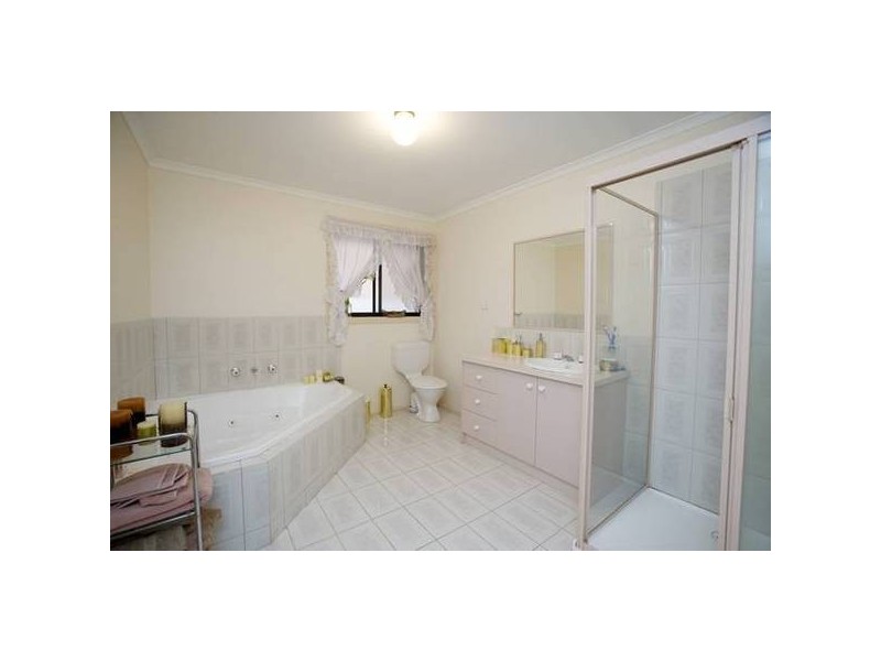 17 Georgette Crescent, Endeavour Hills VIC 3802