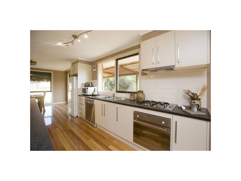 18 Nareen Avenue, Endeavour Hills VIC 3802