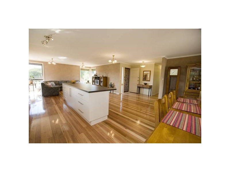 18 Nareen Avenue, Endeavour Hills VIC 3802