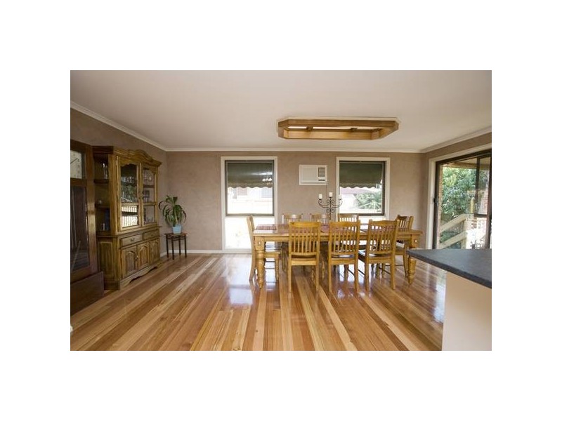 18 Nareen Avenue, Endeavour Hills VIC 3802