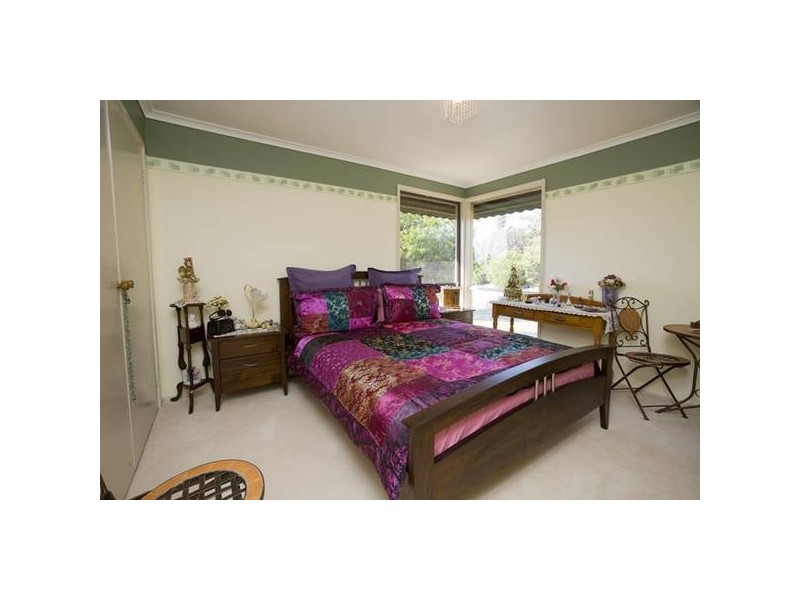 18 Nareen Avenue, Endeavour Hills VIC 3802