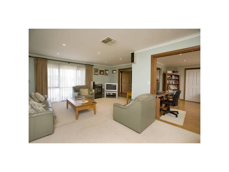 4 Skye Crescent, Endeavour Hills VIC 3802