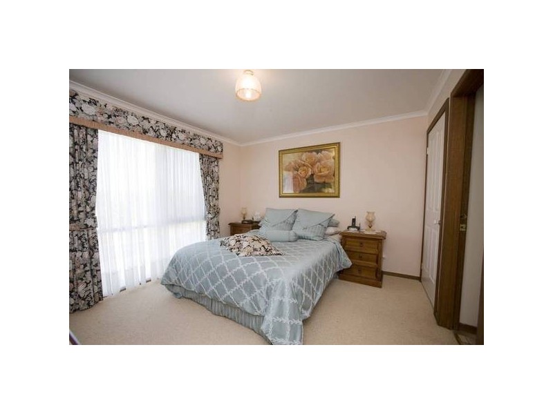 4 Skye Crescent, Endeavour Hills VIC 3802