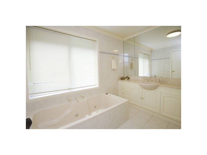 77 Matthew Flinders Avenue, Endeavour Hills VIC 3802