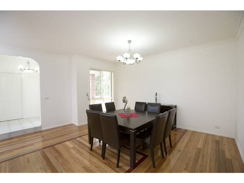 33 Preston Ave, Endeavour Hills VIC 3802