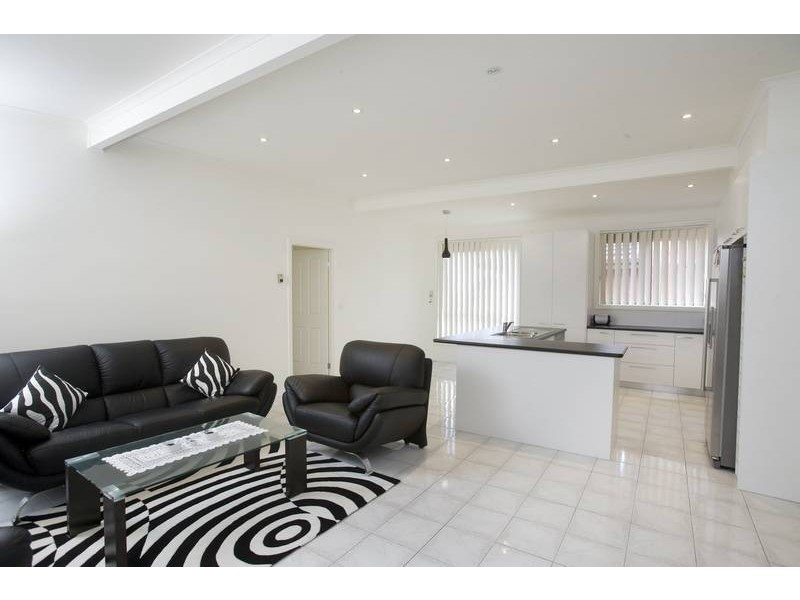 33 Preston Ave, Endeavour Hills VIC 3802