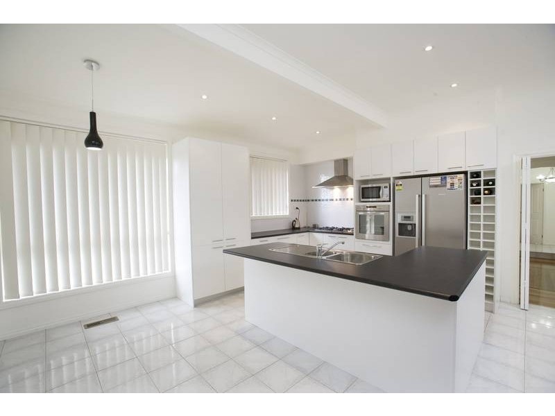 33 Preston Ave, Endeavour Hills VIC 3802