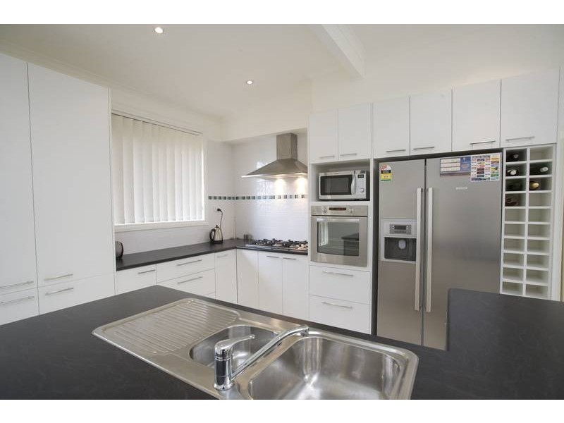 33 Preston Ave, Endeavour Hills VIC 3802