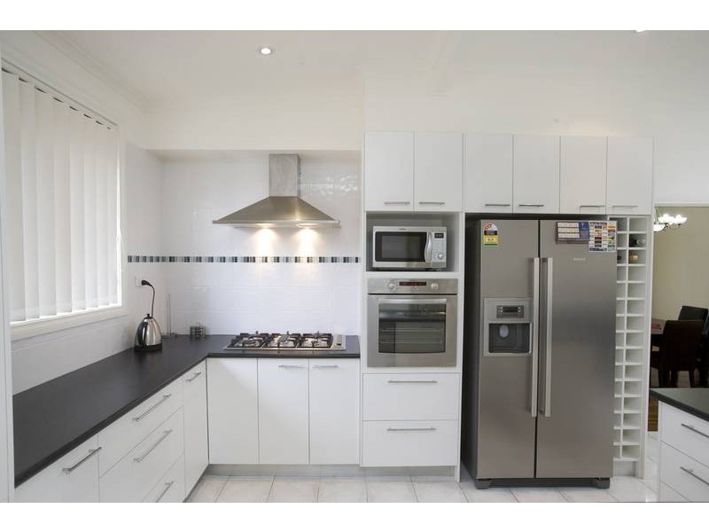 33 Preston Ave, Endeavour Hills VIC 3802