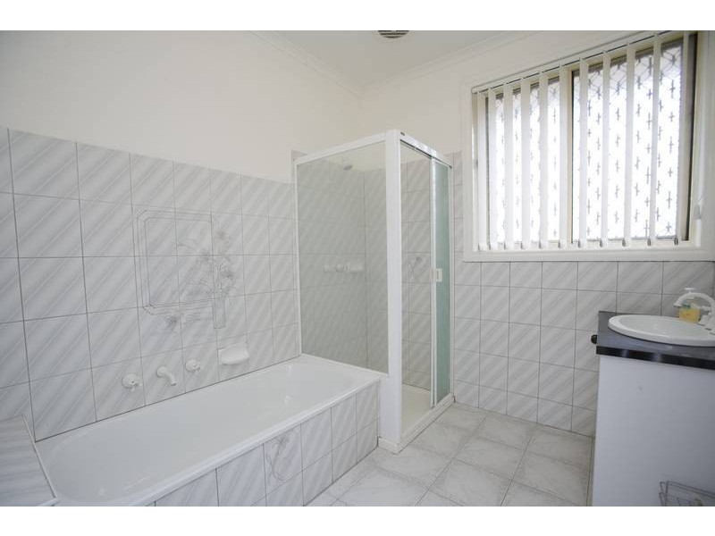 33 Preston Ave, Endeavour Hills VIC 3802
