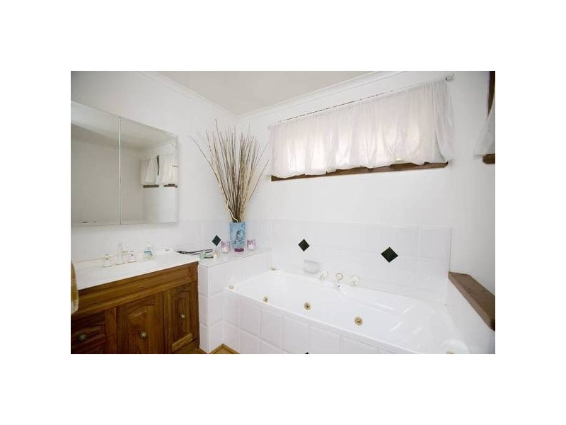 9 Thompson Court, Endeavour Hills VIC 3802